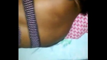 Gemendo gostoso e gozando pelo cu