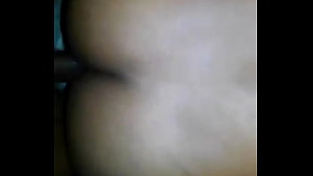 Gemendo gostoso e gozando pelo cu