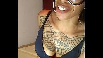 Dançando toda meiga com vontade de fuder