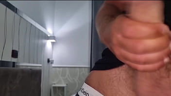 Arriva con un'intensa sborrata da bere in primo piano cazzo enorme superdotato italiano guarda come mi sego in primo piano mentre te lo sbatto in faccia