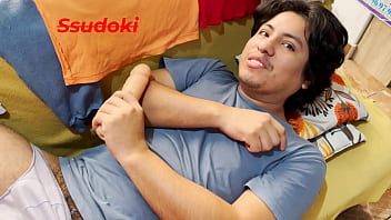 Mi mejor amigo es gay y yo quiero hacer que le gusten las mujeres asi que le doy a probar mi coño