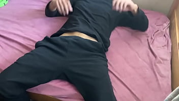 Jovencito Heterosexual Se Pone Cachondo En Su Habitación thumbnail