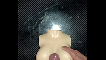 Me hago una paja rusa con las pequeñas tetas de dolly