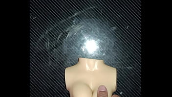 Me hago una paja rusa con las pequeñas tetas de dolly