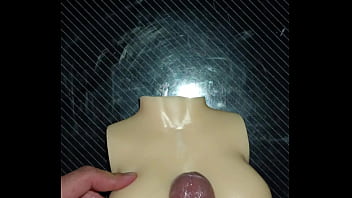 Me hago una paja rusa con las pequeñas tetas de dolly