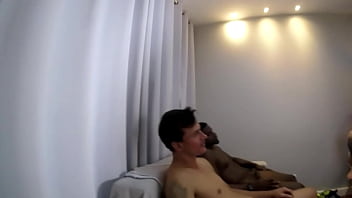 Casada chama amigas no apartamento pra dividir maridos