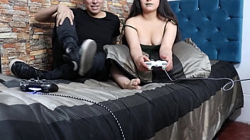 Me follan mientras juego videojuegos