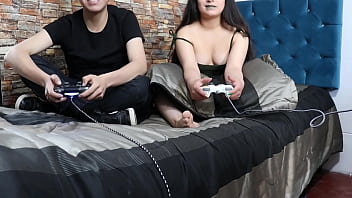 Me follan mientras juego videojuegos