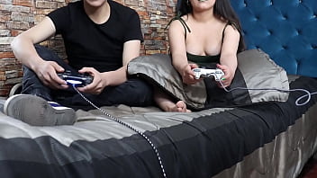 Me follan mientras juego videojuegos