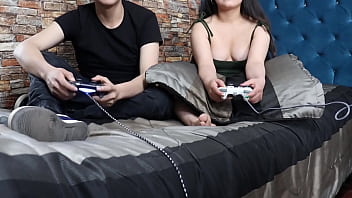 Me follan mientras juego videojuegos Me follan mientras juego videojuegos