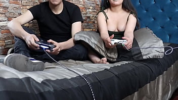 Me follan mientras juego videojuegos