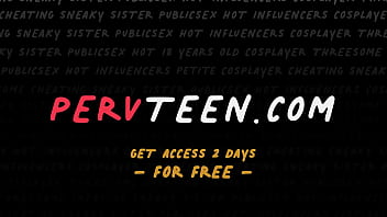 Manoseando el culo caliente de una camarera latina mientras atiende clientes