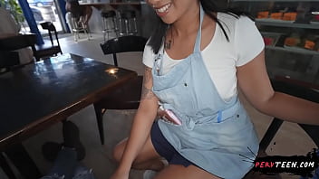 Manoseando el culo caliente de una camarera latina mientras atiende clientes Manoseando el culo caliente de una camarera latina mientras atiende clientes