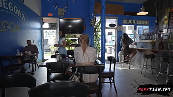 Manoseando el culo caliente de una camarera latina mientras atiende clientes Manoseando el culo caliente de una camarera latina mientras atiende clientes