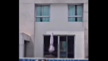 Conheci o macho na piscina enquanto o corno subiu pra pegar o bronzeador