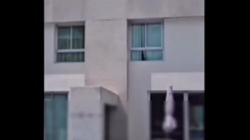 Conheci o macho na piscina enquanto o corno subiu pra pegar o bronzeador