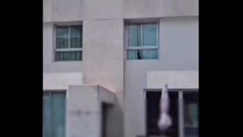 Conheci o macho na piscina enquanto o corno subiu pra pegar o bronzeador