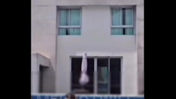 Conheci o macho na piscina enquanto o corno subiu pra pegar o bronzeador