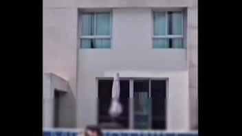 Conheci o macho na piscina enquanto o corno subiu pra pegar o bronzeador