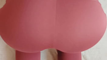 Milfka se zasekla pod postelí