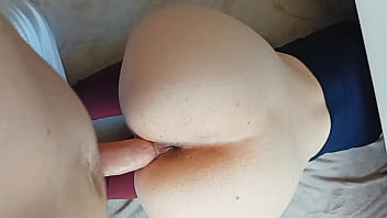 Milfka se zasekla pod postelí