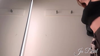 Vazou na net ruiva safada se exibindo no vestiário para o namorado