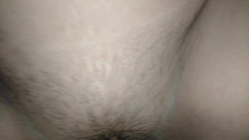 แหย่ควยเข้าไปในหีแล้วชักมันเข้าออกจนน้ำแตก