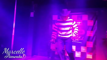 6 casadas e 1 stripper gostoso no palco num show de sexo ao vivo na boate de swing