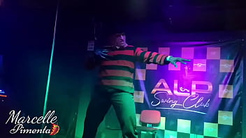 6 casadas e 1 stripper gostoso no palco num show de sexo ao vivo na boate de swing