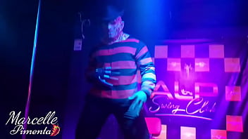 6 casadas e 1 stripper gostoso no palco num show de sexo ao vivo na boate de swing