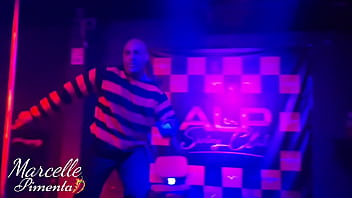 6 casadas e 1 stripper gostoso no palco num show de sexo ao vivo na boate de swing