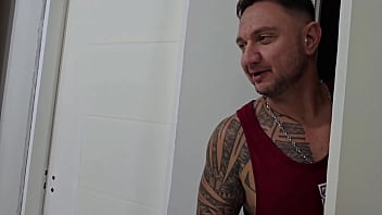 Entrei sem querer no quarto enquanto as meninas estavam experimentando roupas e elas foderam comigo kel abate jenni faria gaby oliveira