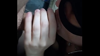 Safadoscasal mulher do corno me fazendo boquete escondido na casa corno