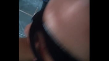 Safadoscasal mulher do corno me fazendo boquete escondido na casa corno