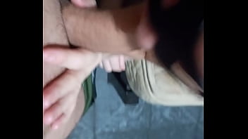 Safadoscasal mulher do corno me fazendo boquete escondido na casa corno