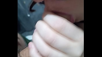 Safadoscasal mulher do corno me fazendo boquete escondido na casa corno