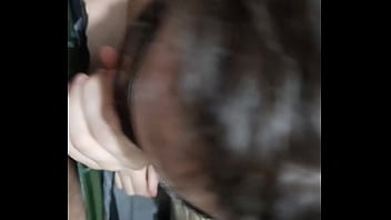 Safadoscasal mulher do corno me fazendo boquete escondido na casa corno