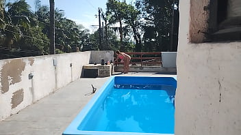 Chamei o pedreiro no domingo pra terminar um serviço na piscina mais fiquei preparada bem putinha esperando logo ele bateu uma punheta e gozou pra mim
