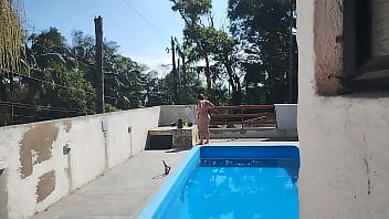 Chamei o pedreiro no domingo pra terminar um serviço na piscina mais fiquei preparada bem putinha esperando logo ele bateu uma punheta e gozou pra mim