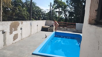 Chamei o pedreiro no domingo pra terminar um serviço na piscina mais fiquei preparada bem putinha esperando logo ele bateu uma punheta e gozou pra mim