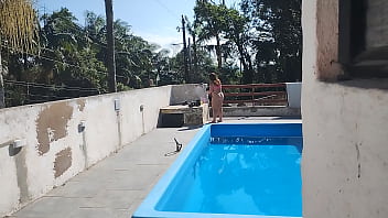 Chamei O Pedreiro No Domingo Pra Terminar Um Serviço Na Piscina Mais Fiquei Preparada Bem Putinha Esperando Logo Ele Bateu Uma Punheta E Gozou Pra Mim thumbnail