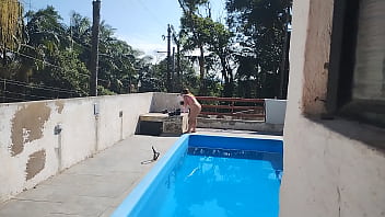 Chamei o pedreiro no domingo pra terminar um serviço na piscina mais fiquei preparada bem putinha esperando logo ele bateu uma punheta e gozou pra mim
