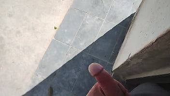 Chamei o pedreiro no domingo pra terminar um serviço na piscina mais fiquei preparada bem putinha esperando logo ele bateu uma punheta e gozou pra mim Chamei o pedreiro no domingo pra terminar um serviço na piscina mais fiquei preparada bem putinha esperando logo ele bateu uma punheta e gozou pra mim