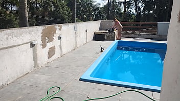 Chamei o pedreiro no domingo pra terminar um serviço na piscina mais fiquei preparada bem putinha esperando logo ele bateu uma punheta e gozou pra mim Chamei o pedreiro no domingo pra terminar um serviço na piscina mais fiquei preparada bem putinha esperando logo ele bateu uma punheta e gozou pra mim