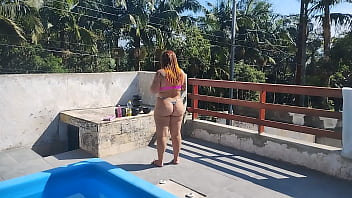 Chamei o pedreiro no domingo pra terminar um serviço na piscina mais fiquei preparada bem putinha esperando logo ele bateu uma punheta e gozou pra mim
