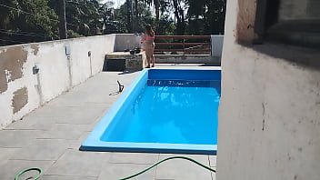Chamei o pedreiro no domingo pra terminar um serviço na piscina mais fiquei preparada bem putinha esperando logo ele bateu uma punheta e gozou pra mim