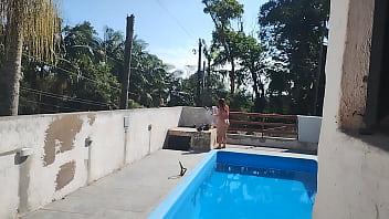 Chamei o pedreiro no domingo pra terminar um serviço na piscina mais fiquei preparada bem putinha esperando logo ele bateu uma punheta e gozou pra mim