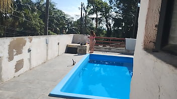 Chamei o pedreiro no domingo pra terminar um serviço na piscina mais fiquei preparada bem putinha esperando logo ele bateu uma punheta e gozou pra mim