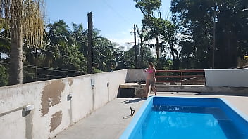 Chamei o pedreiro no domingo pra terminar um serviço na piscina mais fiquei preparada bem putinha esperando logo ele bateu uma punheta e gozou pra mim