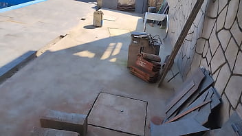 Chamei o pedreiro no domingo pra terminar um serviço na piscina mais fiquei preparada bem putinha esperando logo ele bateu uma punheta e gozou pra mim